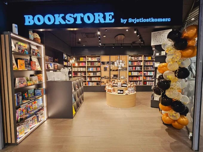 Ulaz u knjižaru Bookstore by Svjetlostkomerc na Kurta Šorka 36 na Ilidži