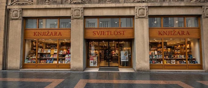 Izlog knjižare Svjetlost u ulici Maršala Tita 54 u Sarajevu, drveni portal sa natpisima Knjižara i Svjetlost